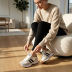 Zapatillas retro con plataforma en blanco con franjas negras, puestas